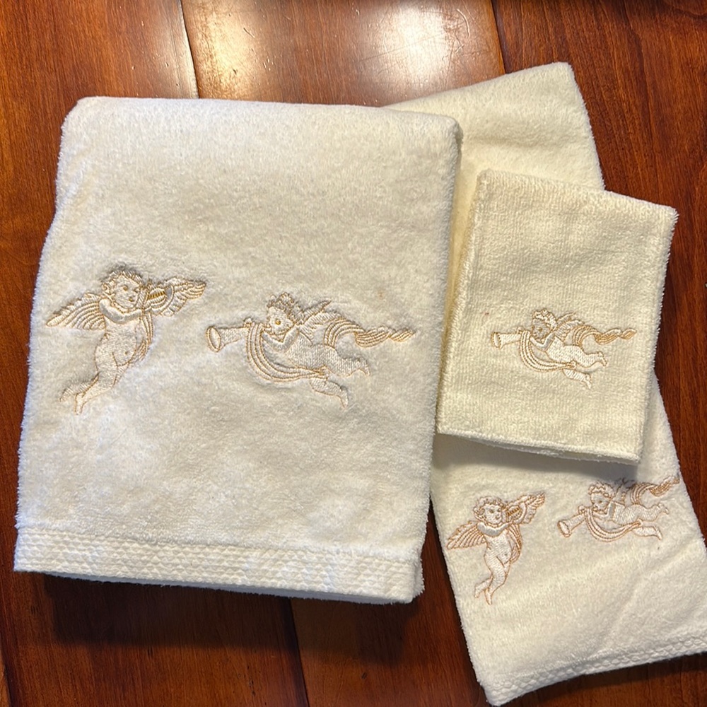 NWOT Avanti towel set!